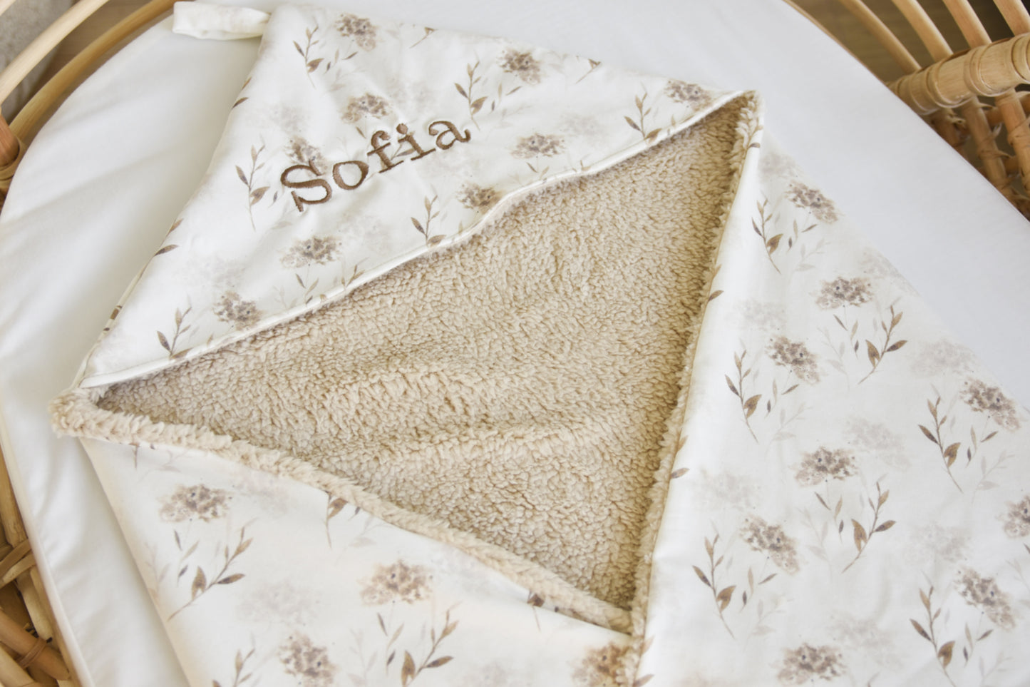 Wikkeldeken met naam "Teddy Beige + Beige Flowers"