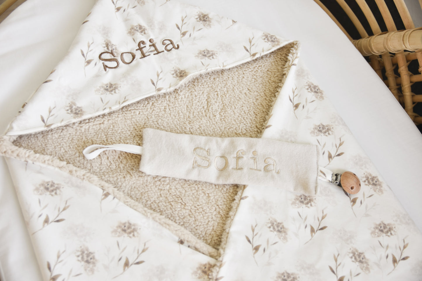 Wikkeldeken met naam "Teddy Beige + Beige Flowers"