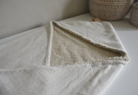 Wikkeldeken "Pointelle mini beige + Teddy Beige"