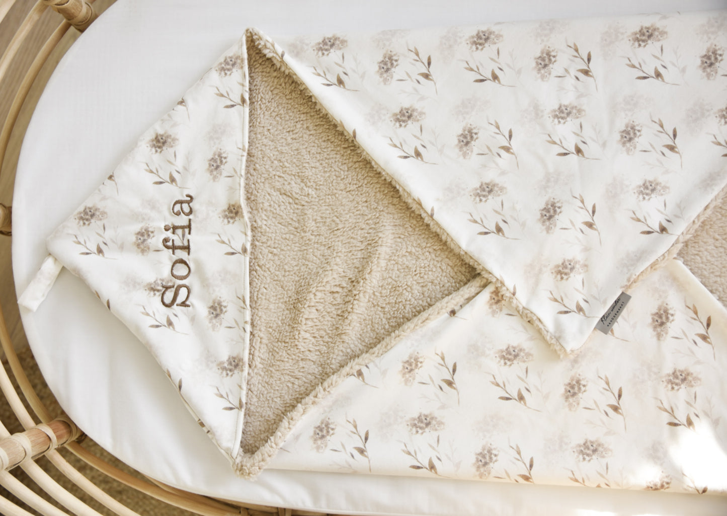 Wikkeldeken met naam "Teddy Beige + Beige Flowers"