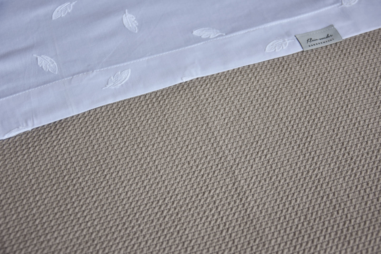 Laken Broderie " wit met blaadjes"