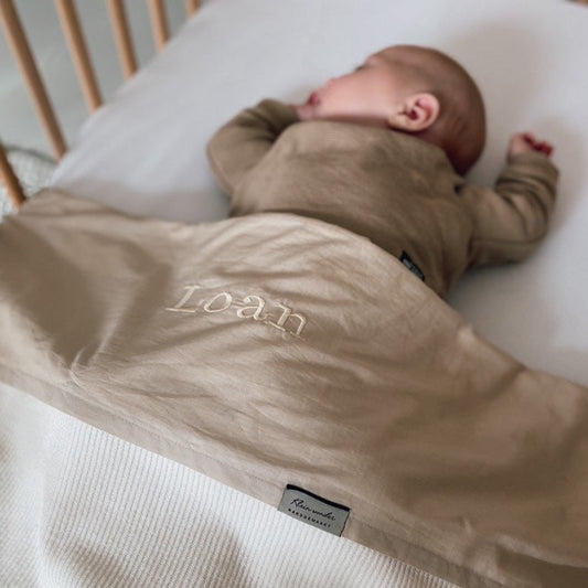 Laken met naam van jouw baby. Beige laken voor de ledikant, wieg of co-sleeper